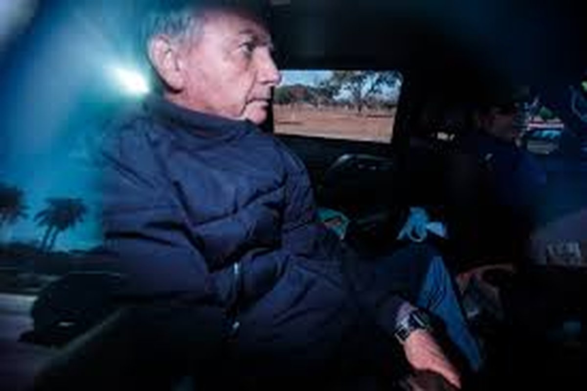 STF vê risco de fuga do ex-presidente, determina uso de tornozeleira e limita ação de Bolsonaro