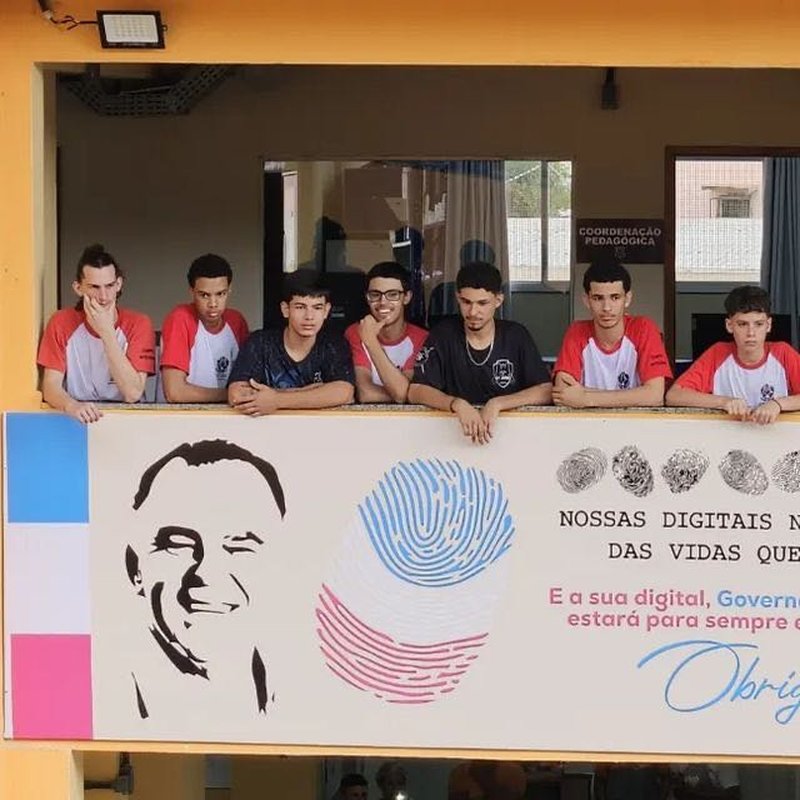 Estudantes prestam homenagem a Renato Casagrande em Muniz Freire