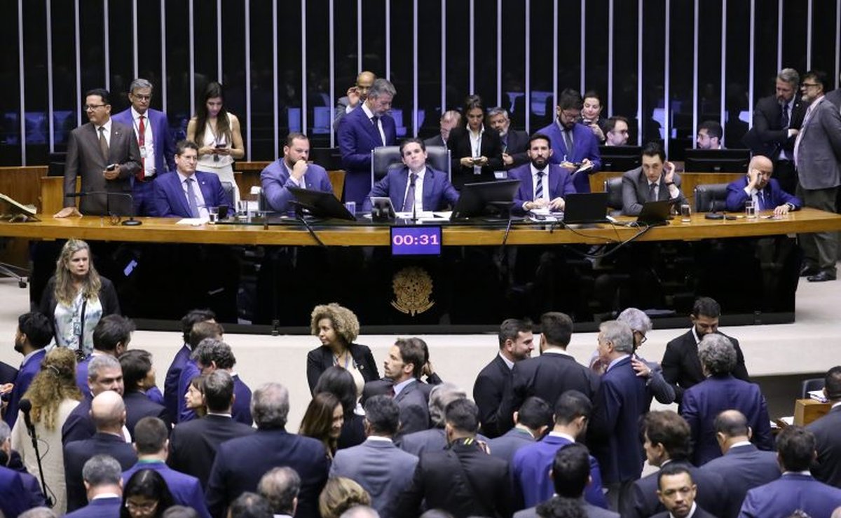 Bolsonaristas se rendem a Lula e Câmara aprova isenção do Imposto de Renda para quem ganha até R$ 5 mil