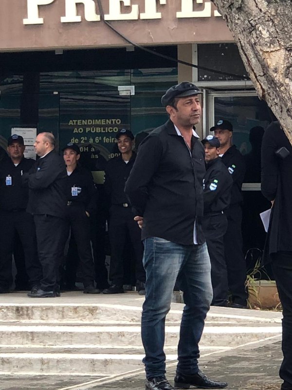 Vereador comunista volta a “cassar” prefeito e tenta ocupar na marra Prefeitura no Espírito Santo