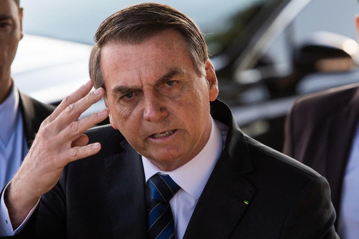 Bolsonaro sanciona lei e agressor de mulher terá que reembolsar SUS e pagar por uso da tornozeleira eletrônica e pelo botão do pânico