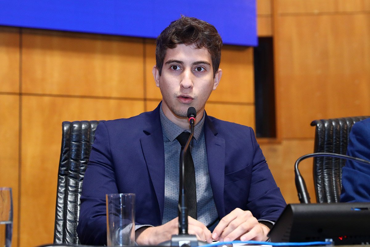 Deputado passa a responder a duas investigações no Ministério Público por se recusar a fazer o teste do bafômetro em Vitória