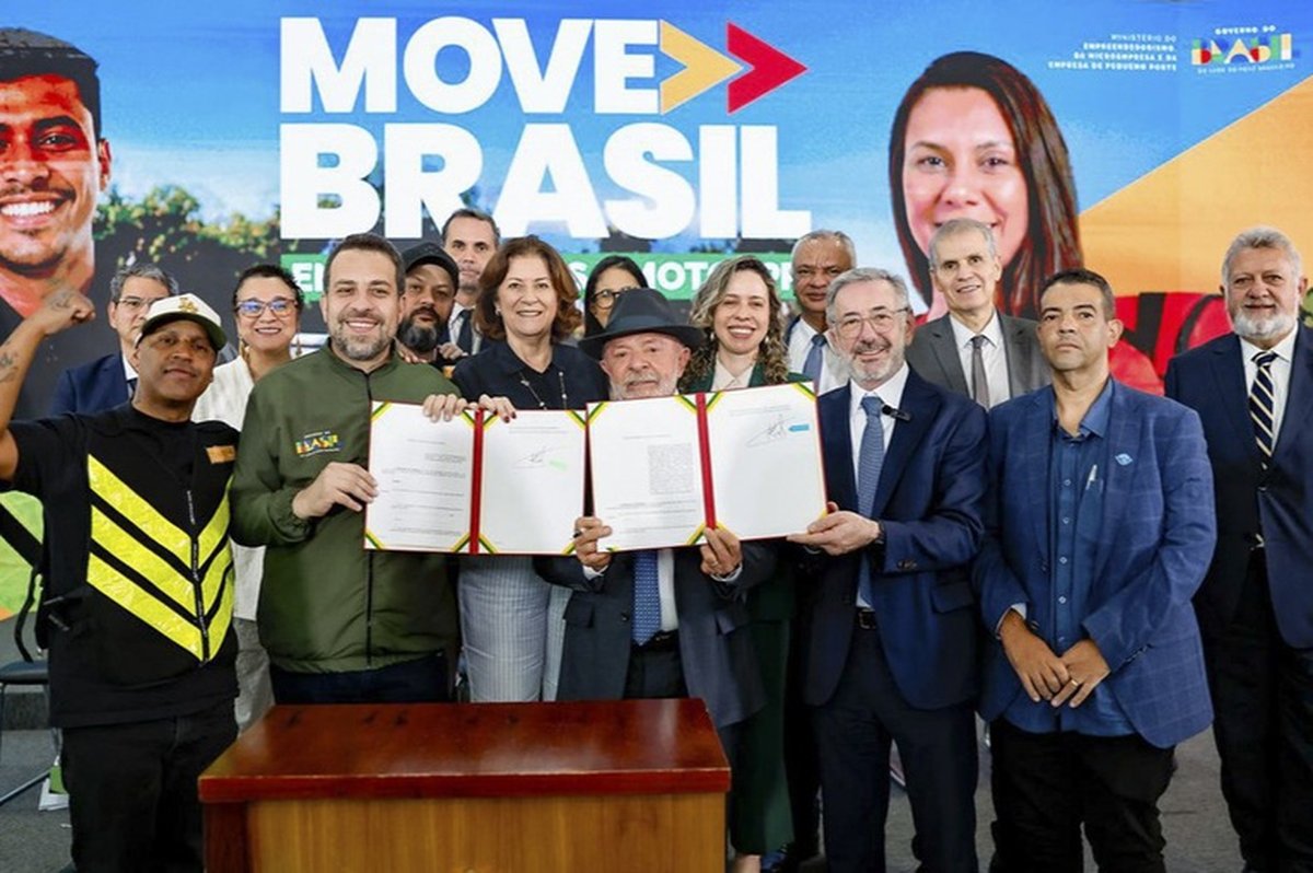 Governo amplia crédito para motociclistas de aplicativos: ‘Estamos tirando mais um pouco de gente da invisibilidade”, afirma Lula
