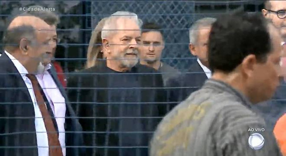 Pesquisa mostra que maioria dos brasileiros considera justas as condenações de Lula por corrupção