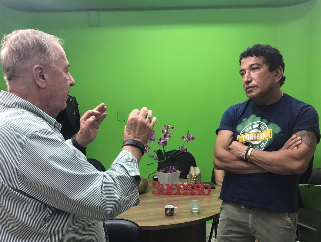 ‘Filhos de Magno Malta’ voltam para casa e candidato busca vaga ao Senado com o tom 'paz e amor'