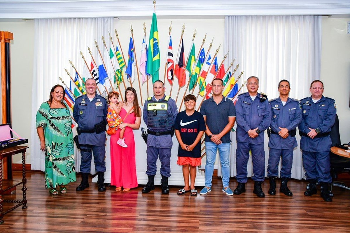 Família e Comando-Geral da PM homenageiam militar que salvou a vida da menina Valenthina