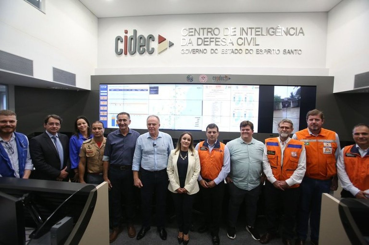 Ministro e comitiva conhecem o Centro de Inteligência da Defesa Civil do Espírito Santo
