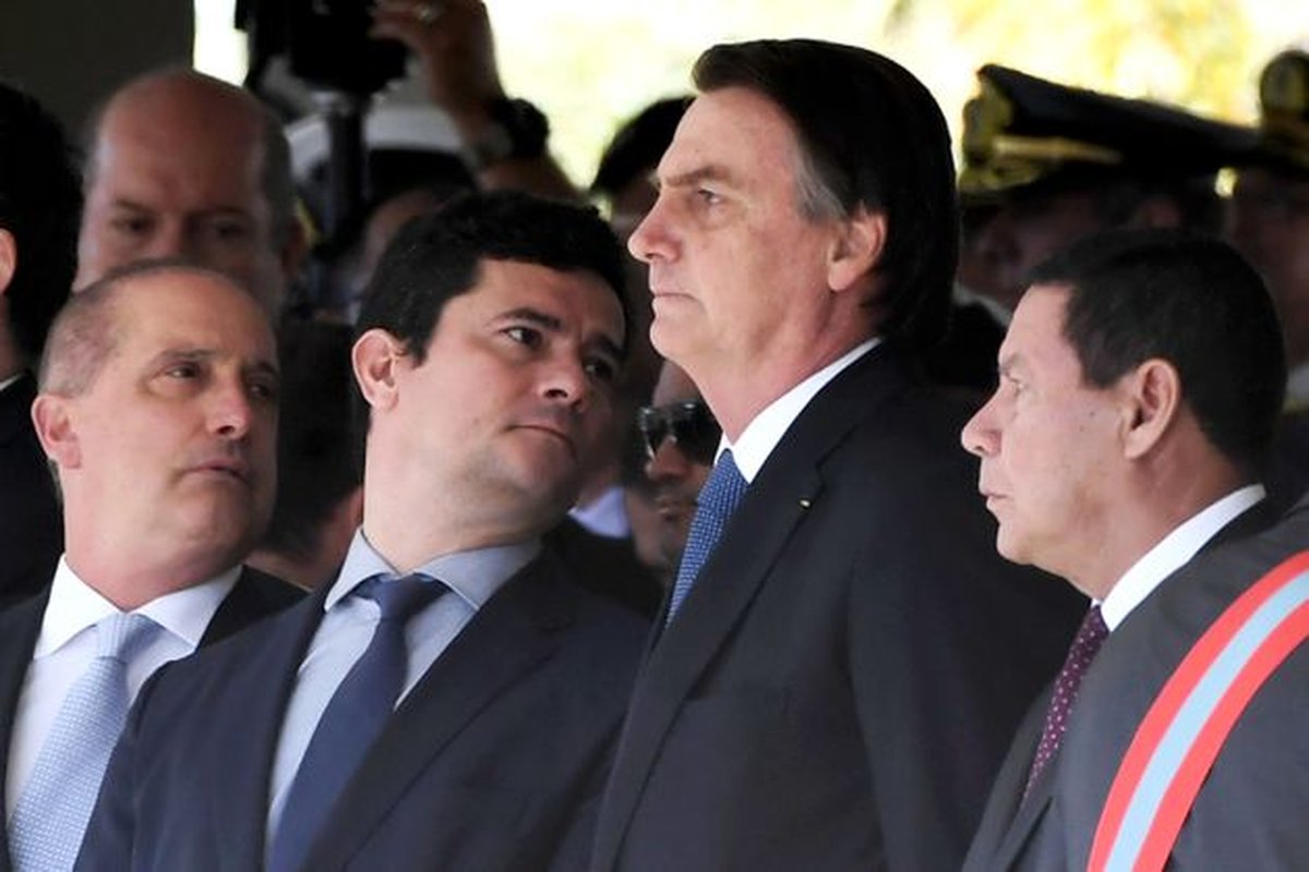 Pesquisa aponta que 48,4% dos brasileiros consideram ótima e boa a relação entre Bolsonaro e o ministro Moro