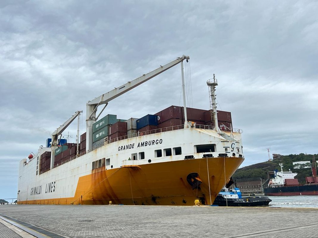 Polícia e Receita Federal apreendem mais de uma tonelada e meia de cocaína dentro de navio no Porto de Vitória