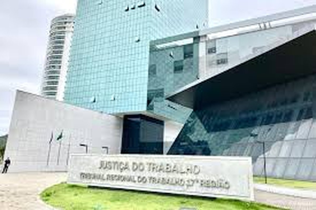 Juiz federal dá puxão de orelhas na diretoria da OAB/ES e condena entidade a pagar R$ 50 mil à advogada impedida de entrar na Sala de Apoio do TRT