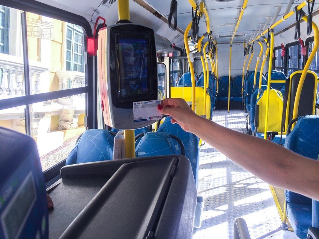 GOVERNADOR ANUNCIA MAIS UMA REVOLUÇÃO NO SISTEMA TRANSCOL: Passageiros de Vitória poderão embarcar em dois ônibus pagando apenas uma passagem