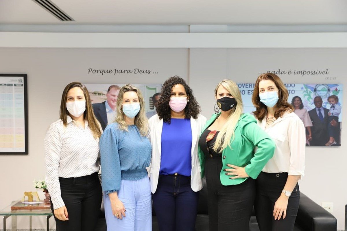 Vice-Governadora e delegadas especializadas no atendimento à mulher debatem Projeto Homem que é Homem