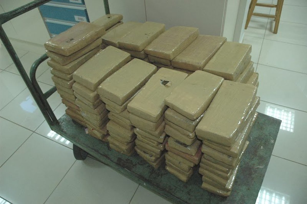 Polícia Federal prende dois acusados de tráfico com 98 quilos de maconha