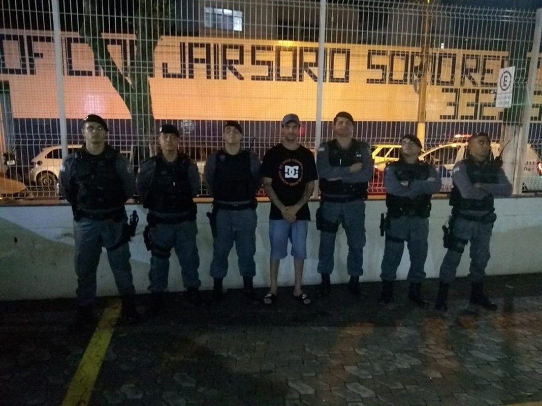Vítima de assalto, motorista faz postagem em que agradece policiais militares pela recuperação do seu carro e da féria do dia: “Eles são servos guerreiros”