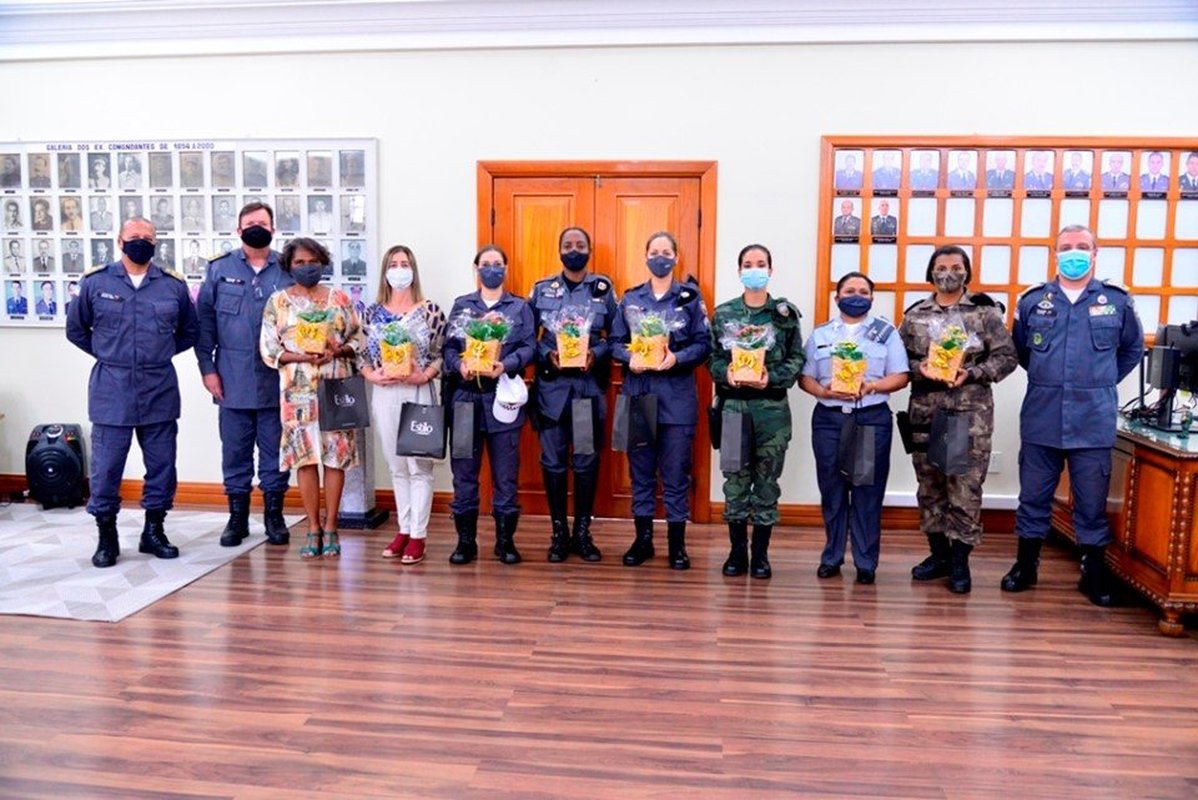 Comandante-geral da PM homenageia policiais militares femininas do Espírito Santo