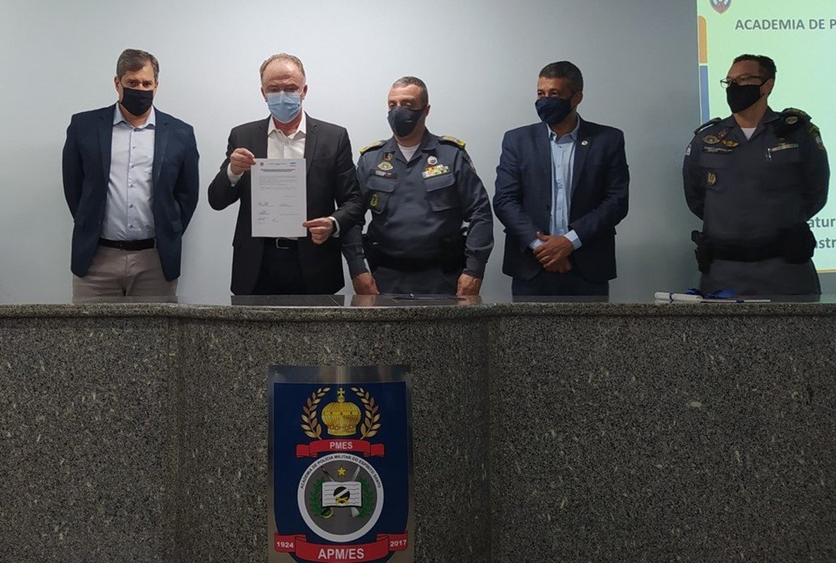 Casagrande anuncia construção de quadra poliesportiva no ‘CFA’ e elogia a formação acadêmica dos policiais capixabas