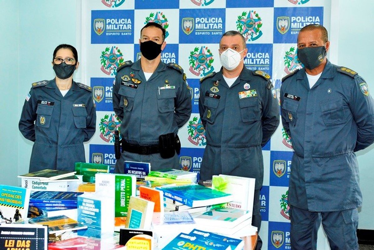 Comandante entrega novos livros para a Academia de Polícia Militar do Espírito Santo