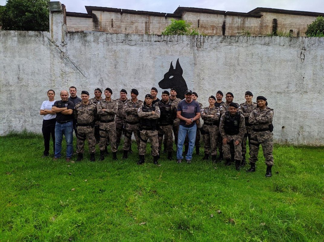 Maior autoridade americana no treinamento de cães visita a Cioc/PMES e realiza palestra para policiais