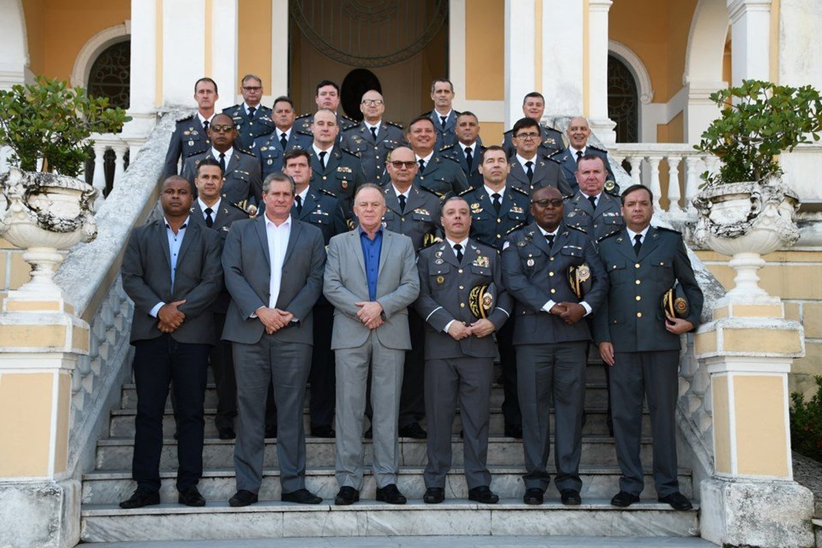 Casagrande sanciona lei que premia com dinheiro policiais que apreenderem também armas caseiras