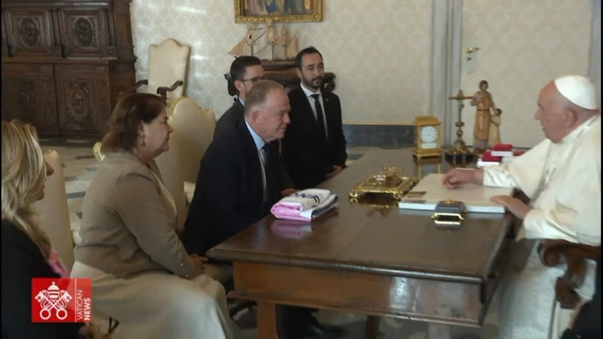 Recebido pelo Papa no Vaticano, governador convida Francisco a participar da Festa da Penha