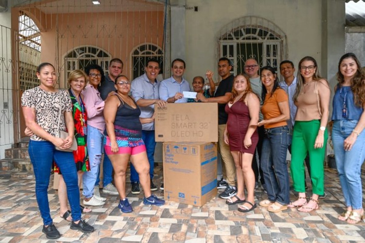 Pazolini usa dinheiro da Prefeitura de Vitória para dar casas, televisão, geladeira e fogão para moradoras em Cariacica