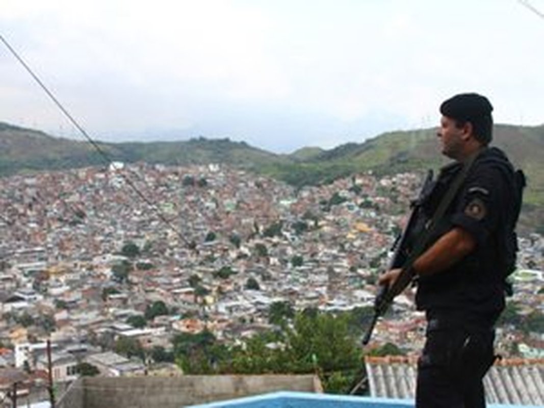 Secretário da Segurança elogia delegados e oficiais da PM que realizaram a ocupação do Complexo do Bairro da Penha