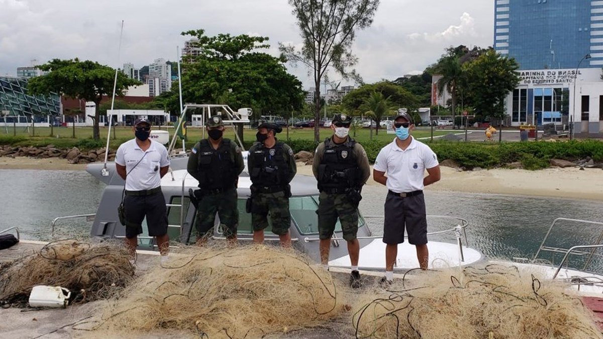 Operação conjunta entre PM e Marinha apreende mais de 1 quilômetro de rede irregular no litoral da Grande Vitória