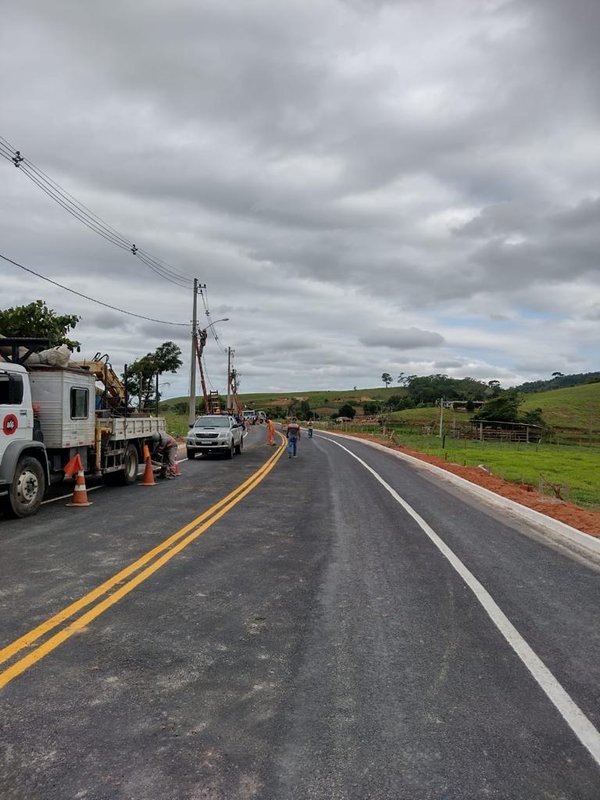 EDP retira postes que estavam no meio da pista de rodovia em Presidente Kennedy