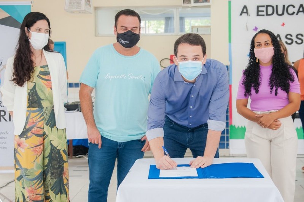 Prefeito de Vitória assina Ordem de Serviço para reforma na parte elétrica da Emef Juscelino Kubitschek