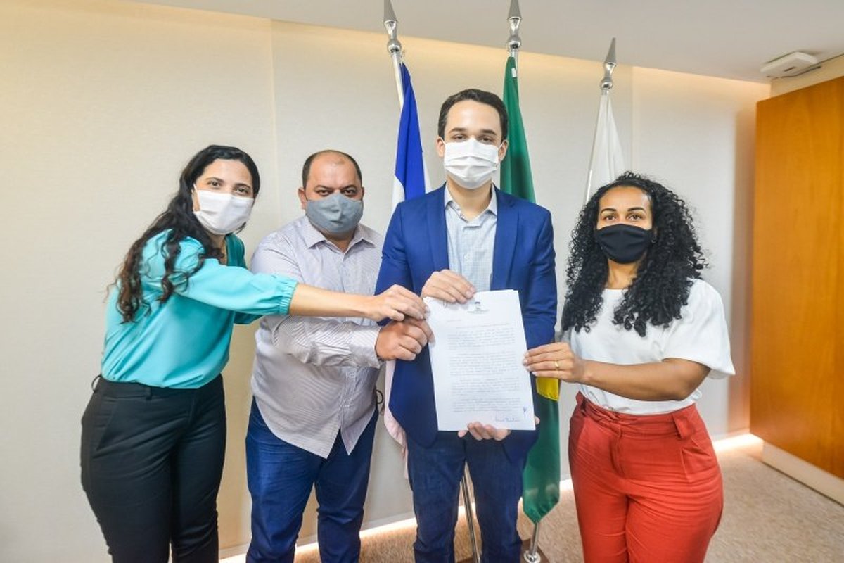Prefeito anuncia criação do cargo de Tradutor e Intérprete de Libras e regulamentação para atuação de professor na Educação Especial de Vitória