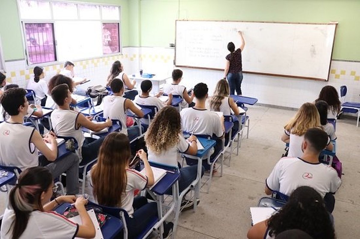Casagrande anuncia reajuste de até 25% para professores do Estado; é retroativo a janeiro de 2021