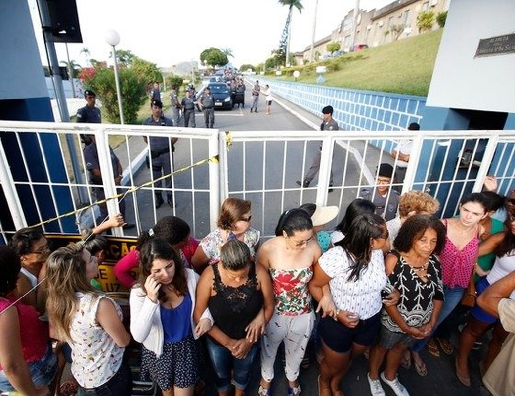 GRUPO ALIADO DELE USOU MULHERES E CRIANÇAS COMO ESCUDO HUMANO NA PORTA DOS QUARTÉIS: Celular guardado há cinco anos pode ligar Carlos Manato à coordenação da ‘greve’ na Polícia Militar