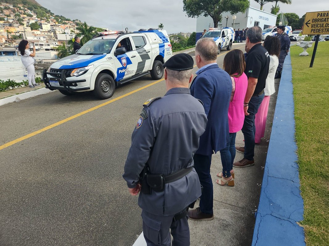 PM E BOMBEIROS RECEBEM MAIS VIATURAS: Governador reforça que Estado continuará sendo ‘duro’ e ‘cirúrgico’ contra criminosos, mas com respeito aos direitos humanos e à legalidade
