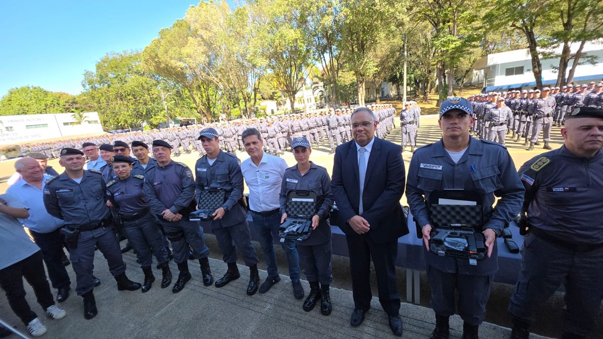 Ricardo Ferraço entrega mais de 2 mil novas pistolas Glock à PM e um kit de  proteção individual aos alunos-soldados