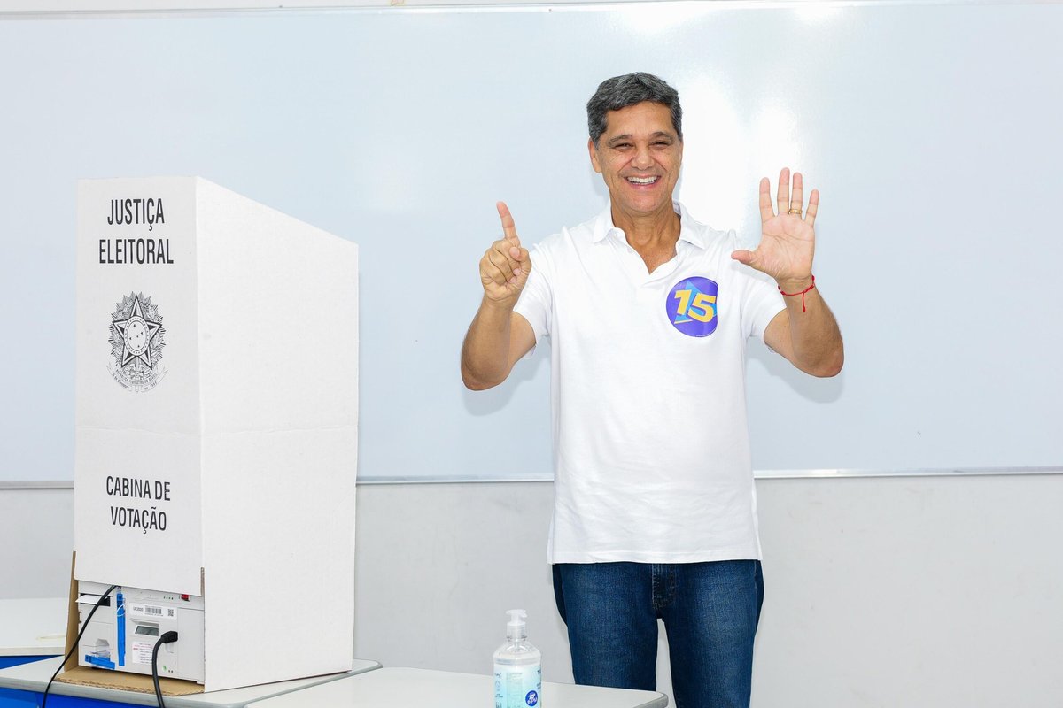 Líder da pesquisa Brand com 44,2%, Ricardo Ferraço vota em Vitória e reforça confiança na reeleição
