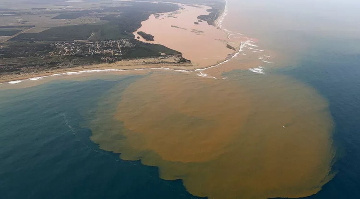 100 bilhões de reais de indenização por danos causados pela barragem de Mariana