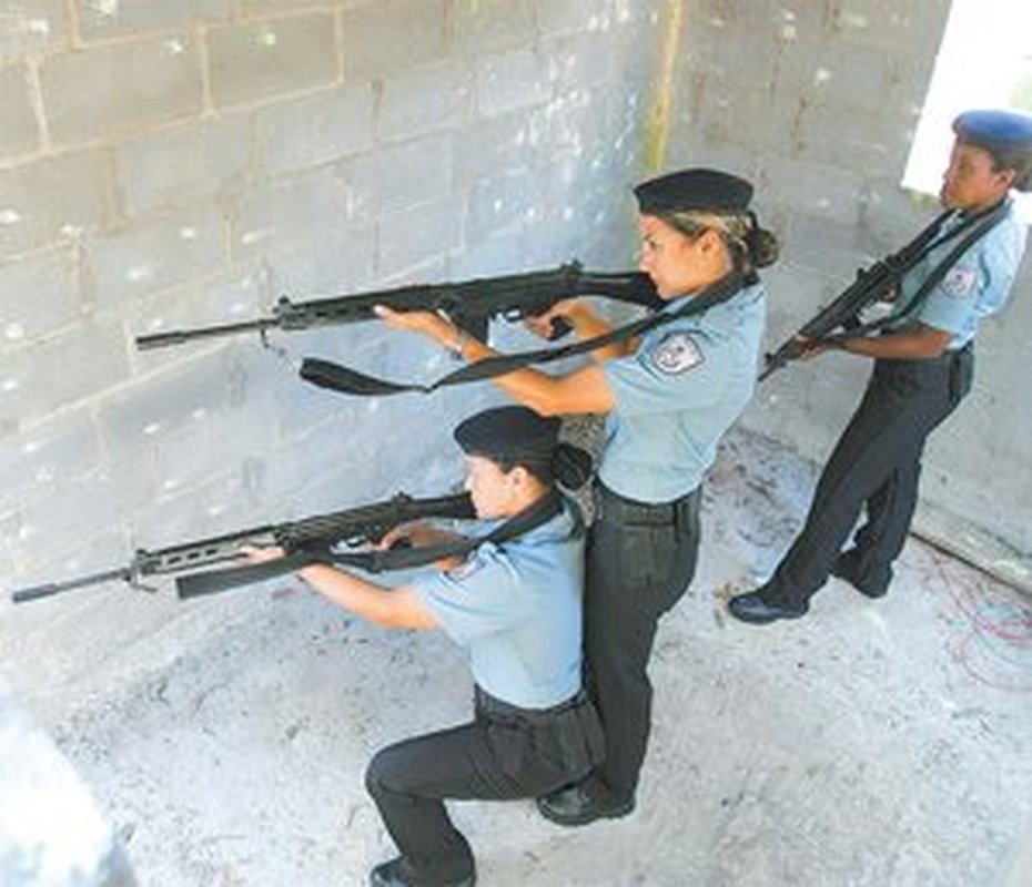 Polícia Militar do Rio fecha as portas para as mulheres