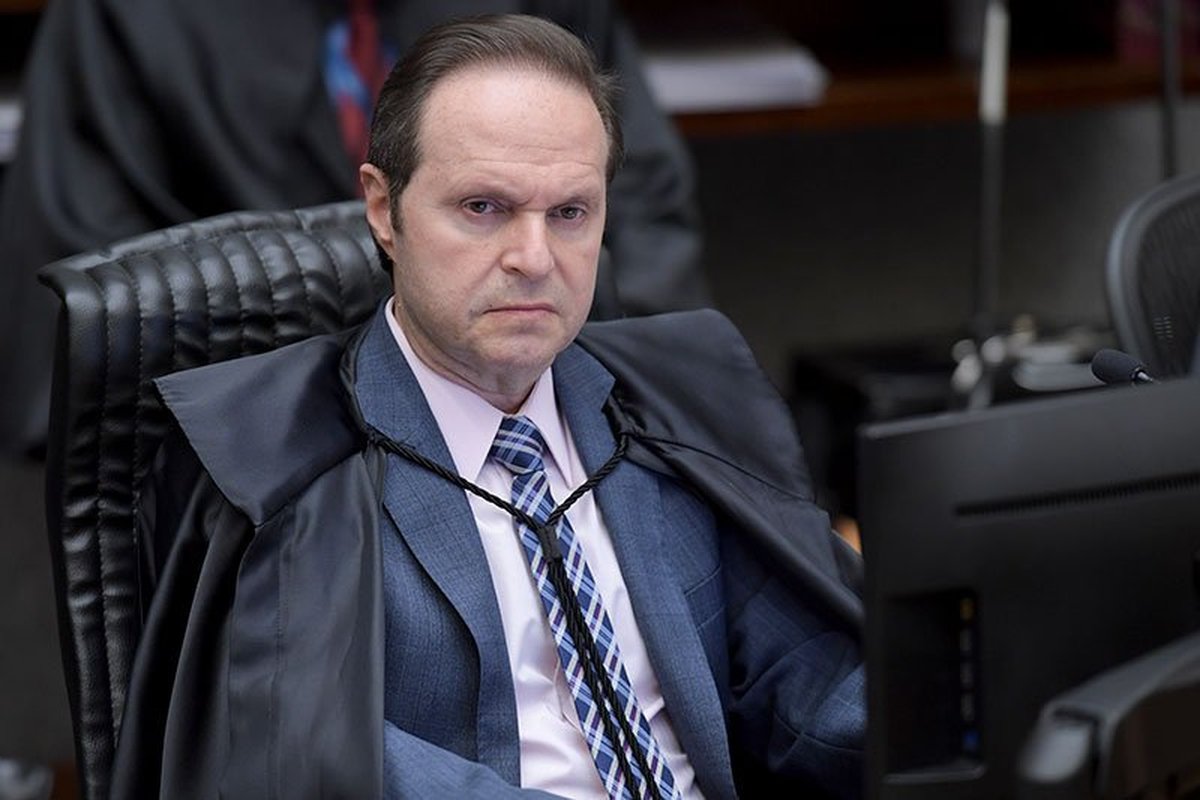 OS JUÍZES SÃO ACUSADOS DE VENDA DE SENTENÇA: Dois dias depois de manter Gutmann na prisão, mesmo ministro solta Farina