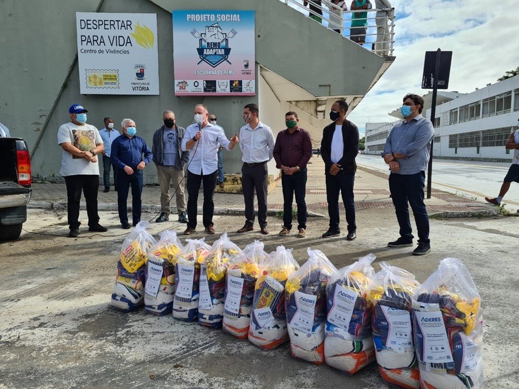 Governo entrega cestas básicas para empreendedores do samba capixaba