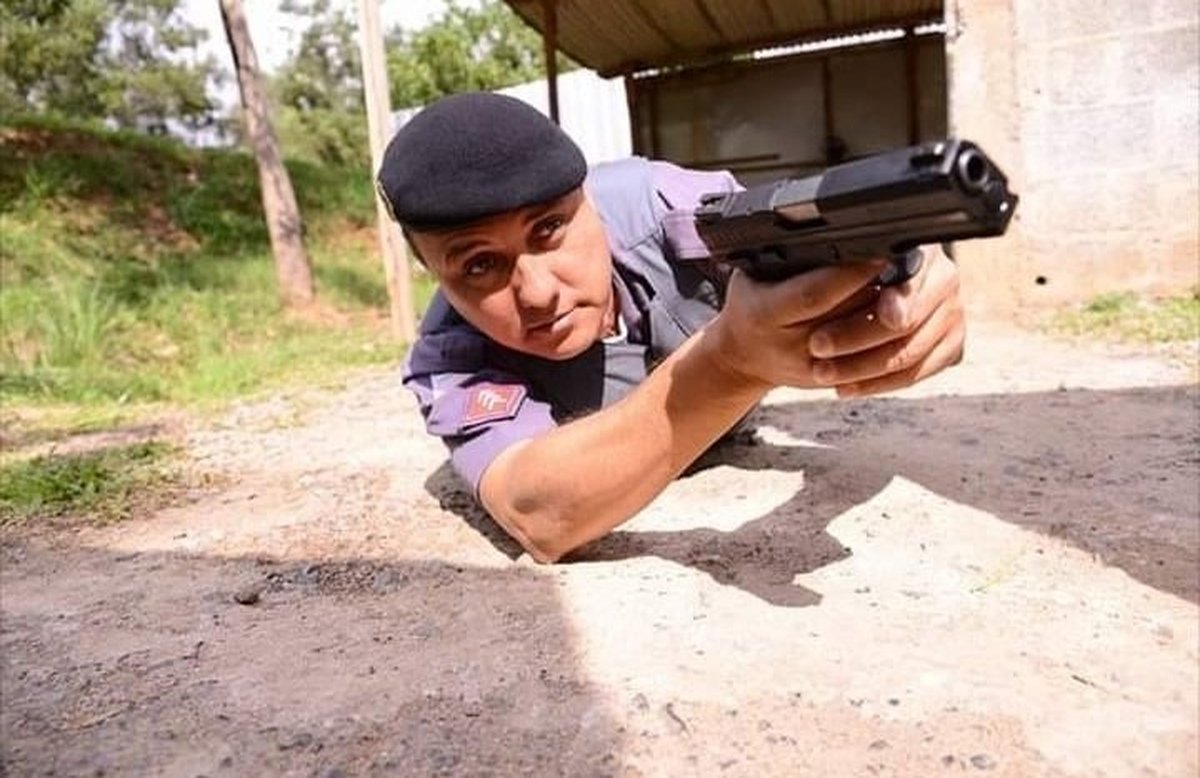 Sargento flagrado agredindo adolescente com soco no rosto doa bebedouro para Apae e se livra de processo criminal