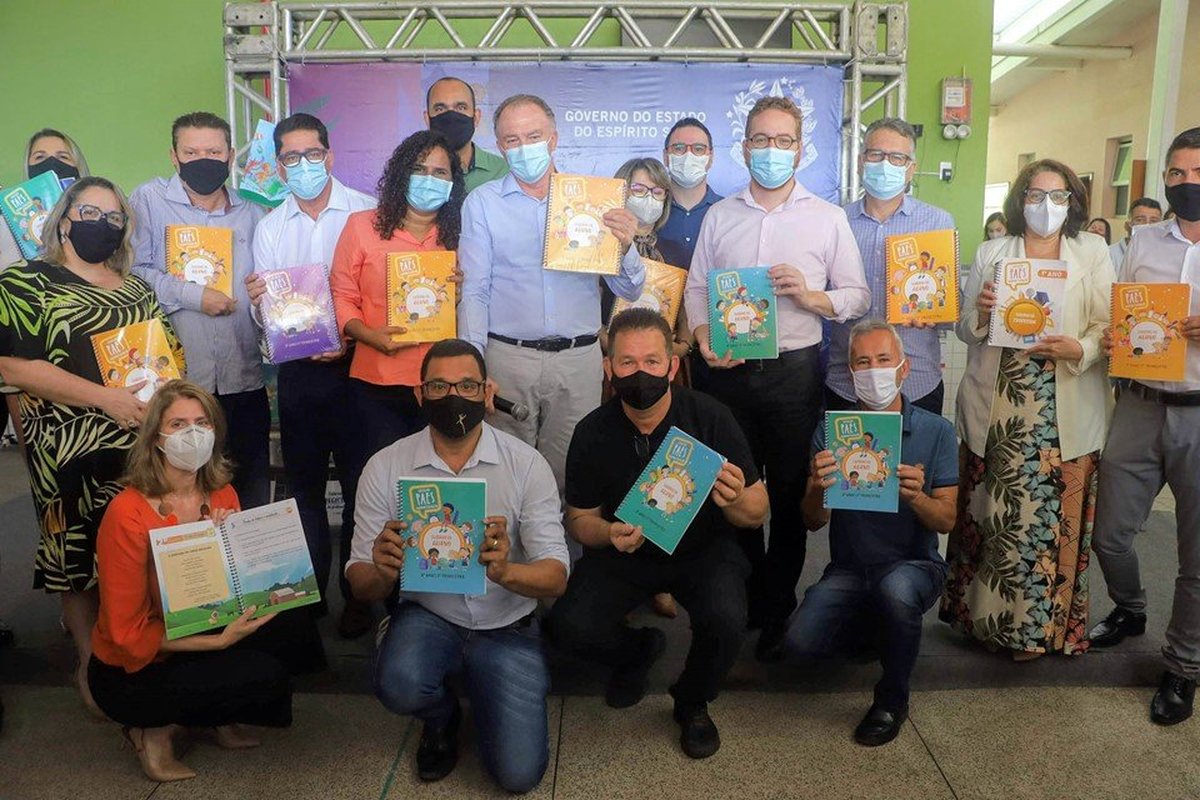 ESTADO DISTRIBUI CADERNOS PEDAGÓGICOS DE ALFABETIZAÇÃO PARA TODA REDE PÚBLICA CAPIXABA: “Os livros constroem uma sociedade democrática e livre”, diz Casagrande