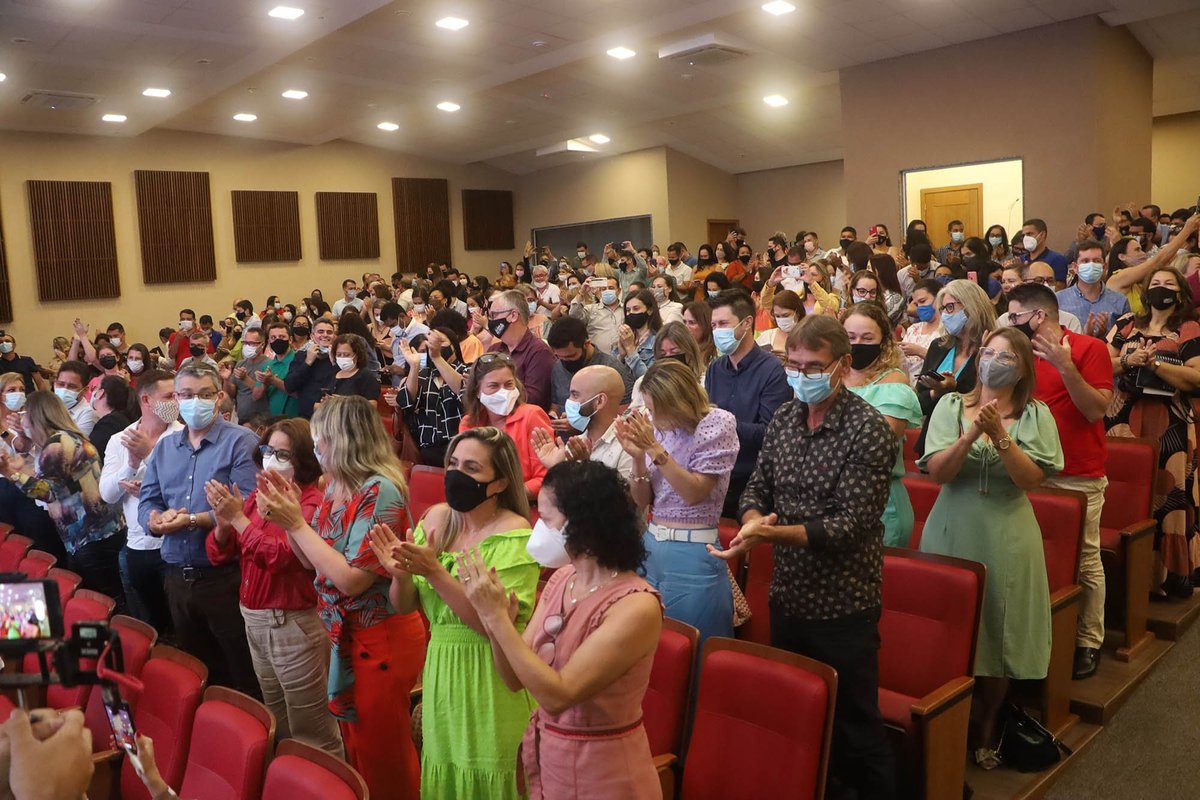 Aplaudido de pé em evento de professores, Casagrande anuncia abono de R$ 6.500,00 para mais de 14 mil profissionais da Educação