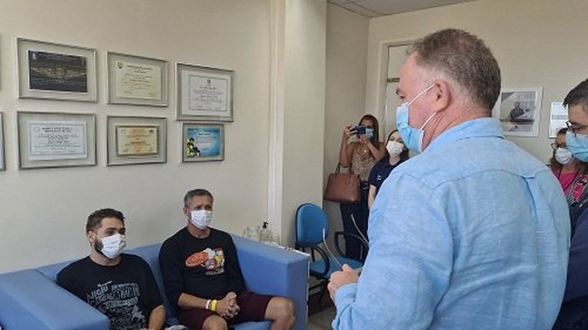 Pacientes de Manaus se emocionam ao receber alta médica de hospital no Espírito Santo