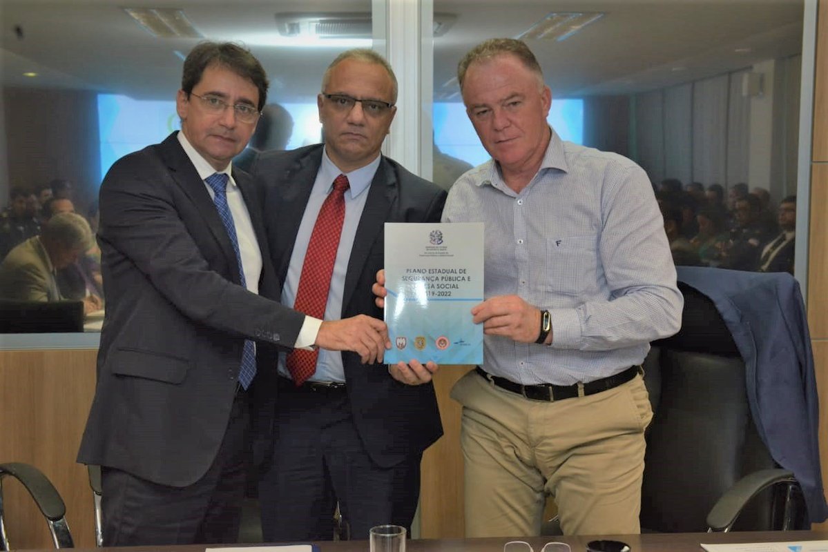 Roberto Sá entrega ao governador Plano Estadual de Segurança Pública