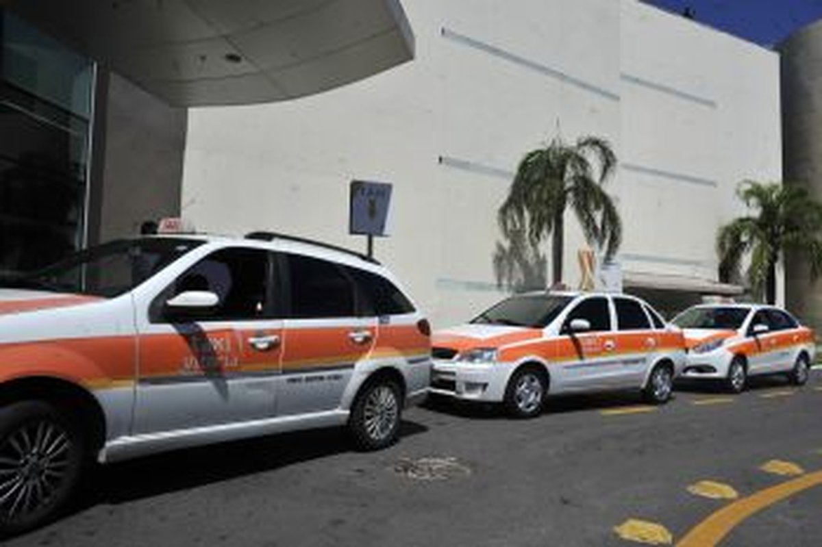 Câmara dos Deputados aprova MP que isenta taxistas de taxa de fiscalização do taxímetro por 5 anos e legaliza formação à distância