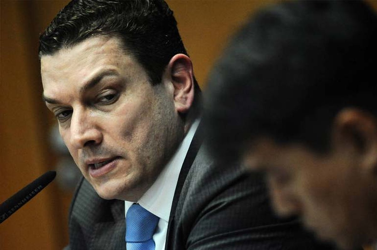 ADPF repudia decisão da Procuradoria-Geral da República em mandar instaurar inquérito contra delegado que investigava suposta interferência de Bolsonaro na Polícia Federal