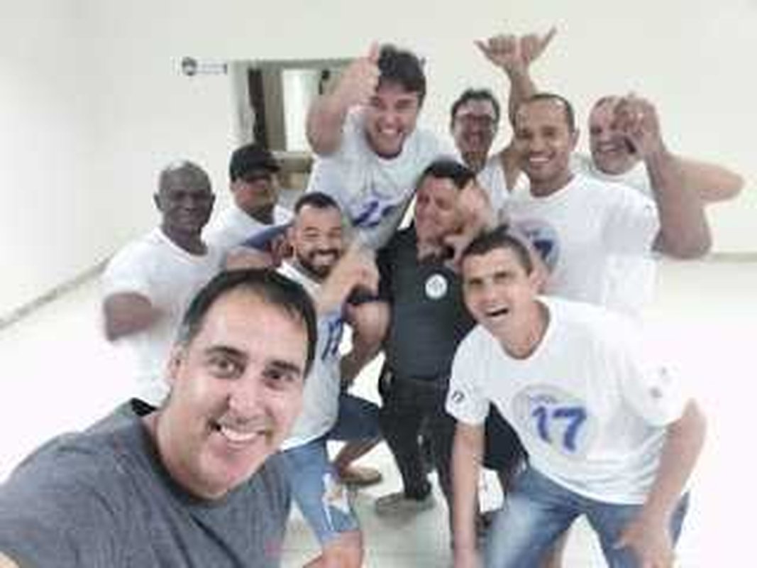Blog do Elimar Côrtes esclarece que houve um equívoco e que a foto em destaque nada tem a ver com a reportagem descrita no título e com os militares que estão com a camisa da Chapa 17