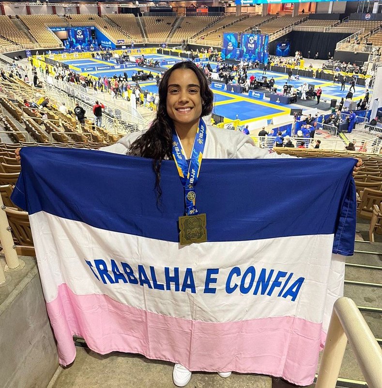 Thaís Loureiro conquista terceiro lugar no Pan-Americano de Jiu-Jitsu nos EUA