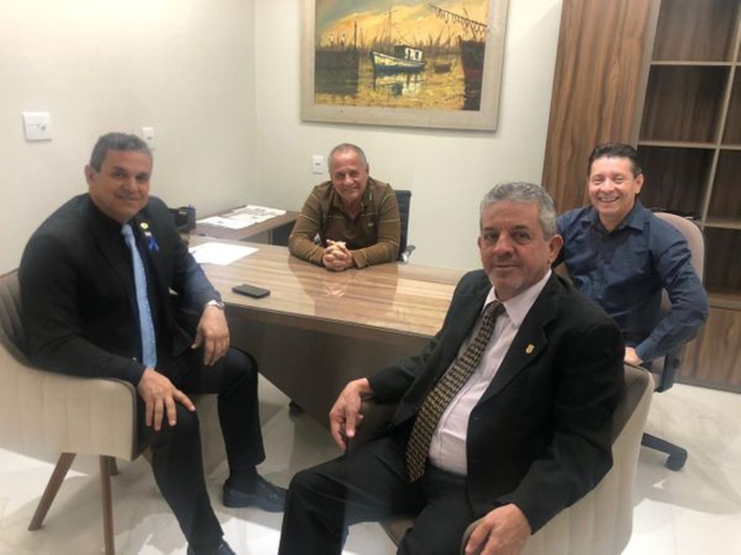 Manato começa a lotear cargos para acomodar novos e velhos aliados no governo em caso de vitória
