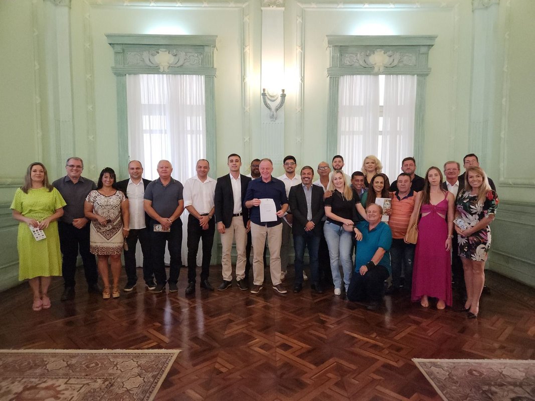 Primeira lei do mandato do deputado Tyago Hoffmann é sancionada em evento no Palácio Anchieta